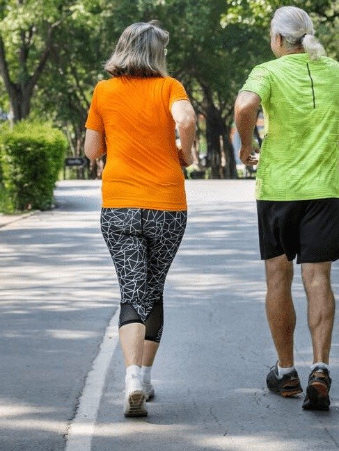 ¡ALERTA! Si Tienes Más de 50 y Caminas Así, Estás Cometiendo el Error SILENCIOSO que te Roba Energía y Te Impide Bajar la Barriga (Lo que NADIE te Dice)