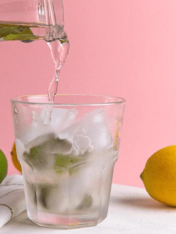 ¡Alerta! ¿Tu 'Hábito Saludable' de Agua de Limón Está Destrozando Tu Estómago en Silencio? El Error Crucial Que NADIE Te Cuenta