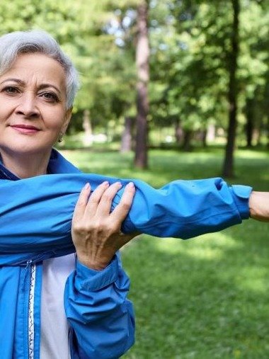 ¡Alerta Adultos Mayores! ¿Piernas Pesadas? El Hábito SECRETO con Aceite de Ricino que ESTÁ Cambiando Vidas (y que DEBES Conocer)