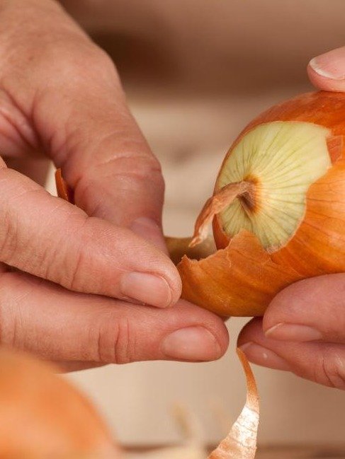 ¡ALERTA Hombres Mayores de 50! El Secreto Olvidado de Tu Cocina para Orinar Como a los 30 y Recuperar Tu Energía con Cebolla y Cáscaras de Fruta