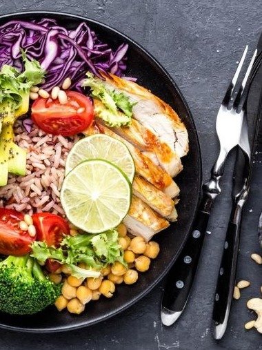 ¡El Secreto Revelado! 12 Alimentos Indispensables que Transformarán Tu Energía Diaria Después de los 50 (y te Harán Sentir Años Más Joven)
