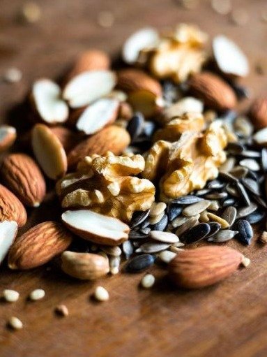 ¡Alerta! Si Tus Piernas Te Pasan Factura, Esta Vitamina 'Olvidada' Es Tu Aliada Secreta para una Circulación Impecable y Decir Adiós a los Coágulos.