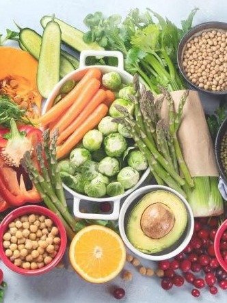 ¡Alerta Roja! ¿Hormigueo en Manos y Pies? La Vitamina CRUCIAL que Millones de Adultos Mayores Olvidan (¡y las consecuencias son serias!)