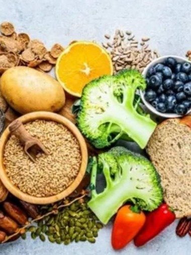 ¡Adiós Calambres Nocturnos! Si Tienes Más de 60, ESTOS 5 Alimentos con Magnesio Son Tu Arma Secreta (Y el Error COTIDIANO Que Debes Evitar YA)