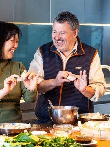 ¡Adiós Calambres Nocturnos! Si Tienes Más de 60, ESTOS 5 Alimentos CAMBIARÁN tus Noches Para Siempre (¡El Último es Clave!)
