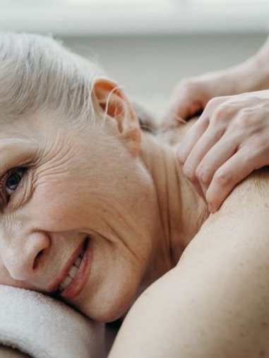 Stop Ignoring Your Neck: The 30-Second Massage That Reverses Sagging Skin Instantly