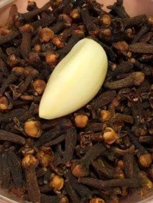 ¡Adiós al Dolor! La Receta Milagrosa con Ajo, Clavos y Jengibre que Nadie Te Quiso Contar para Piernas, Varices y Artritis